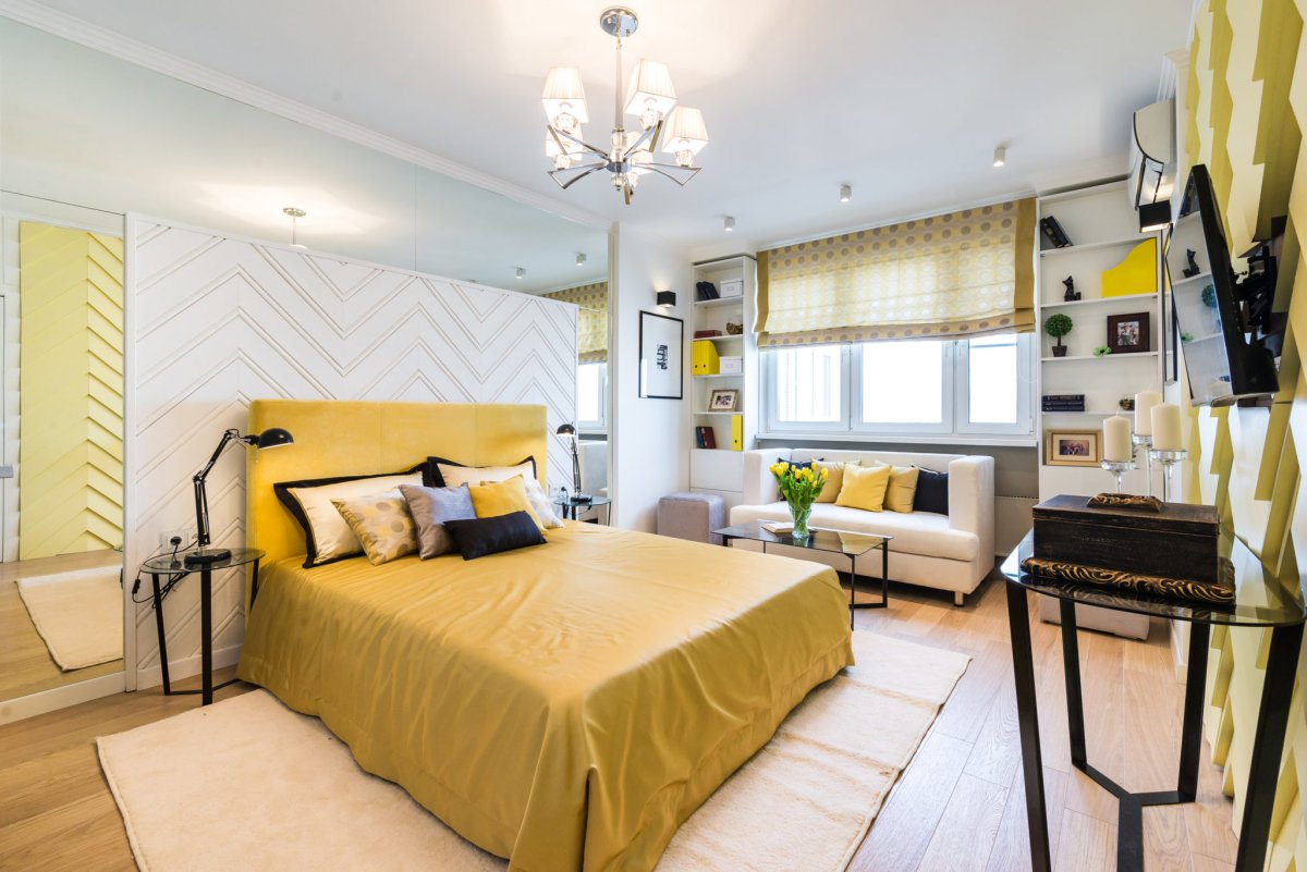 Желтые занавески в спальне