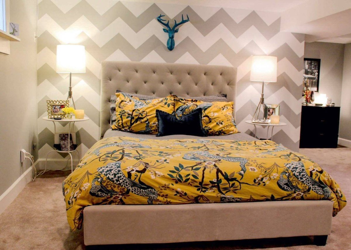Акцентная стена в спальне изголовье