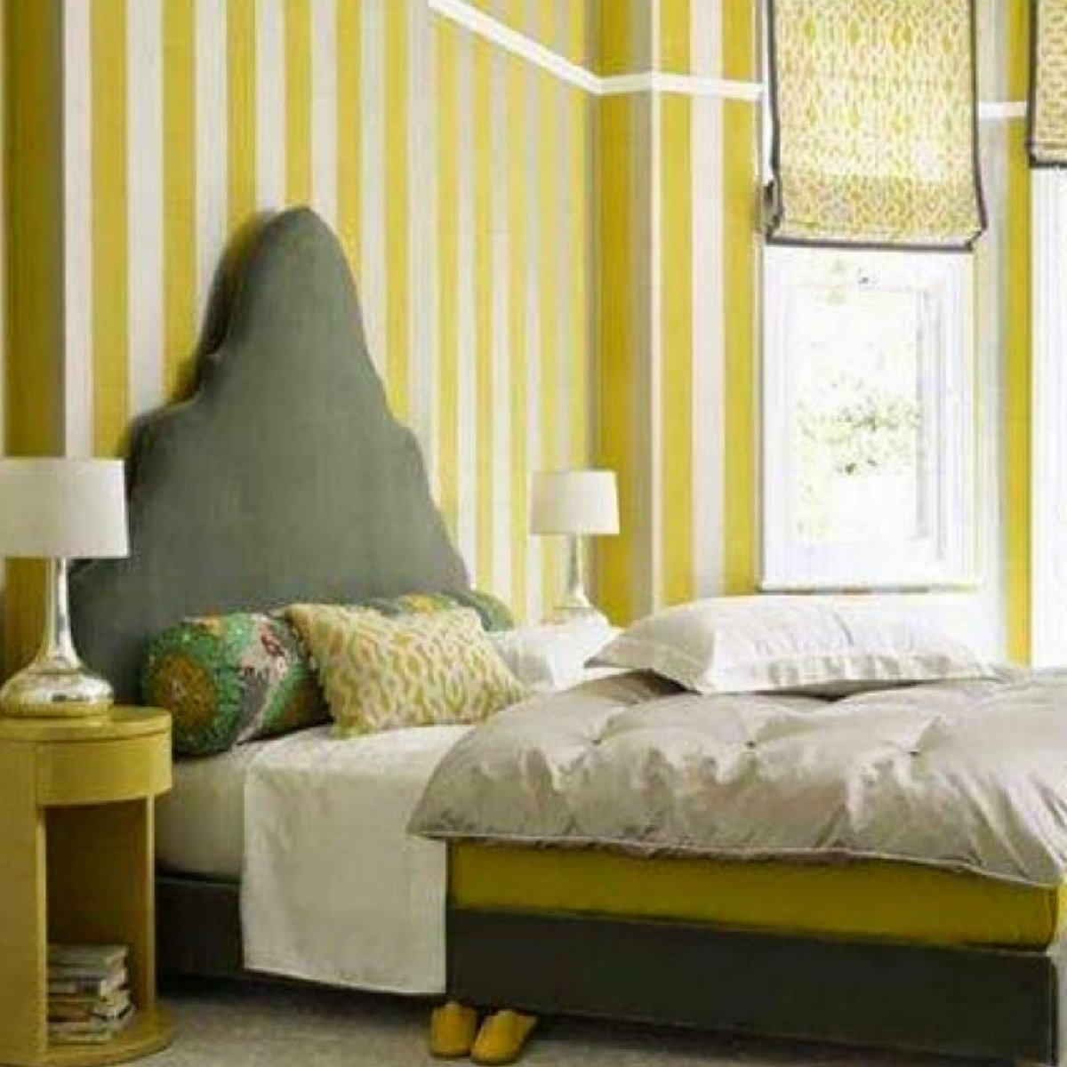 Полосатые желтые стены