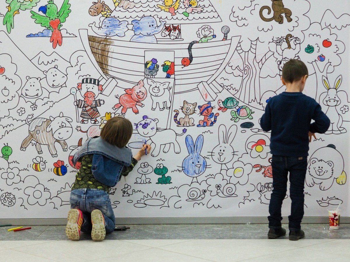 Рисование на стене для детей