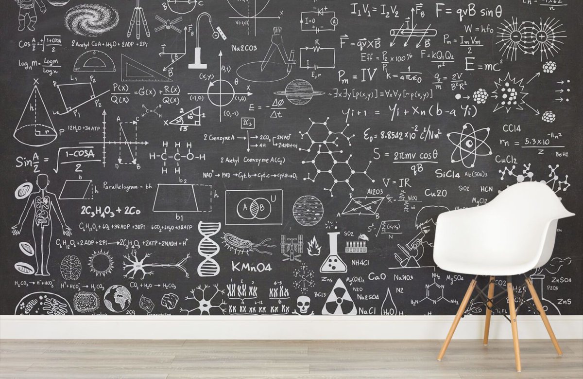 Школьная доска с мелками