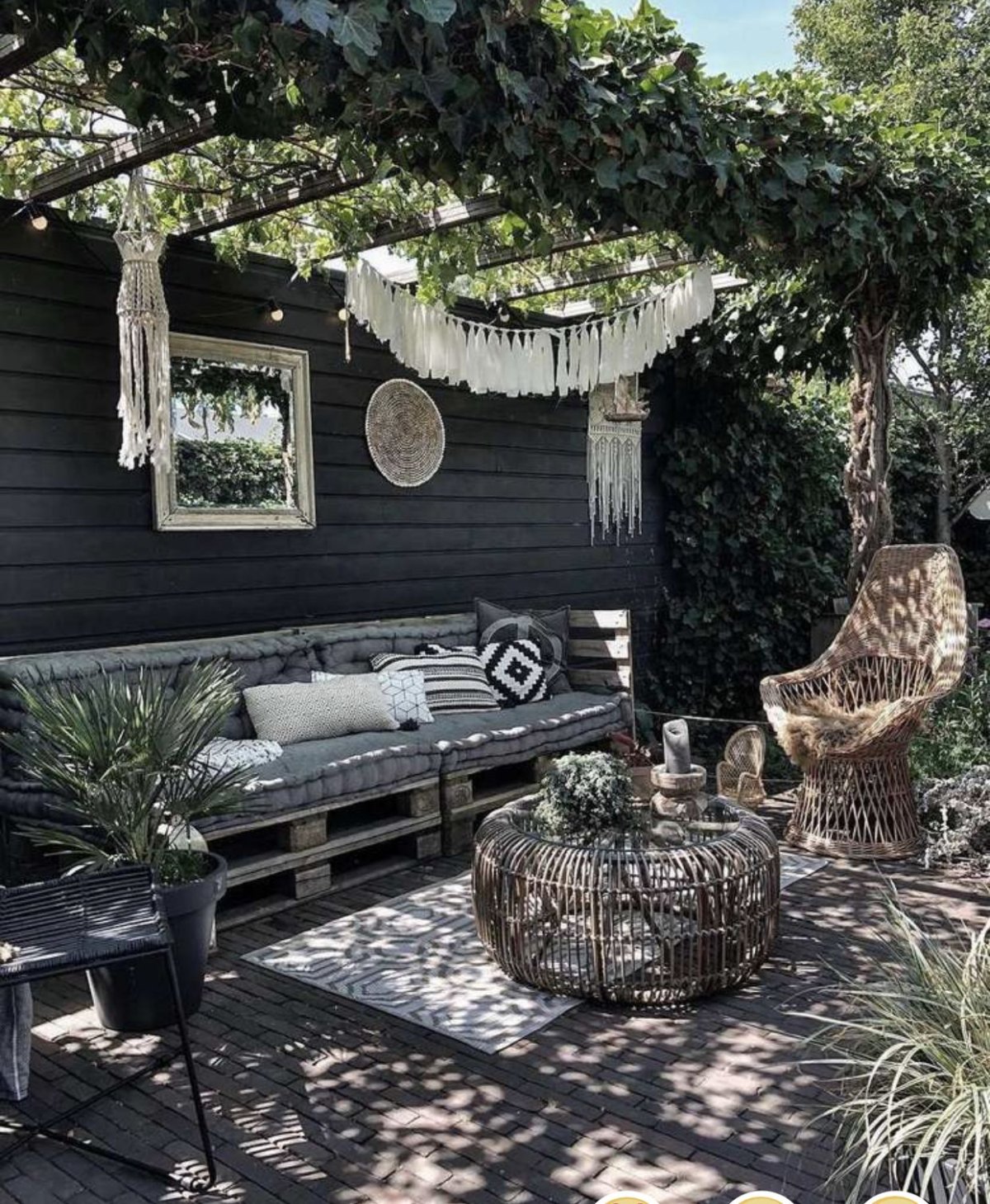 Декорации для двора