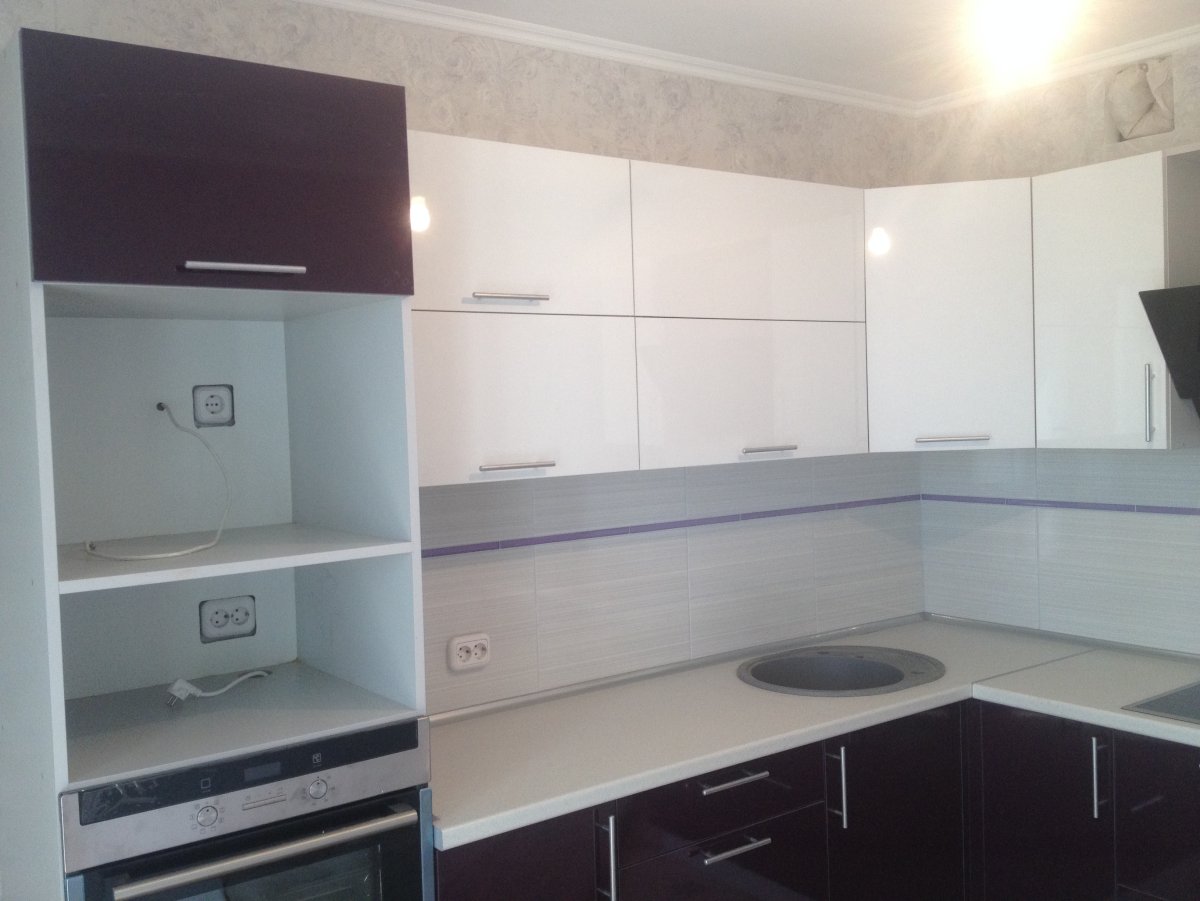 Угловая кухня с угловым пеналом