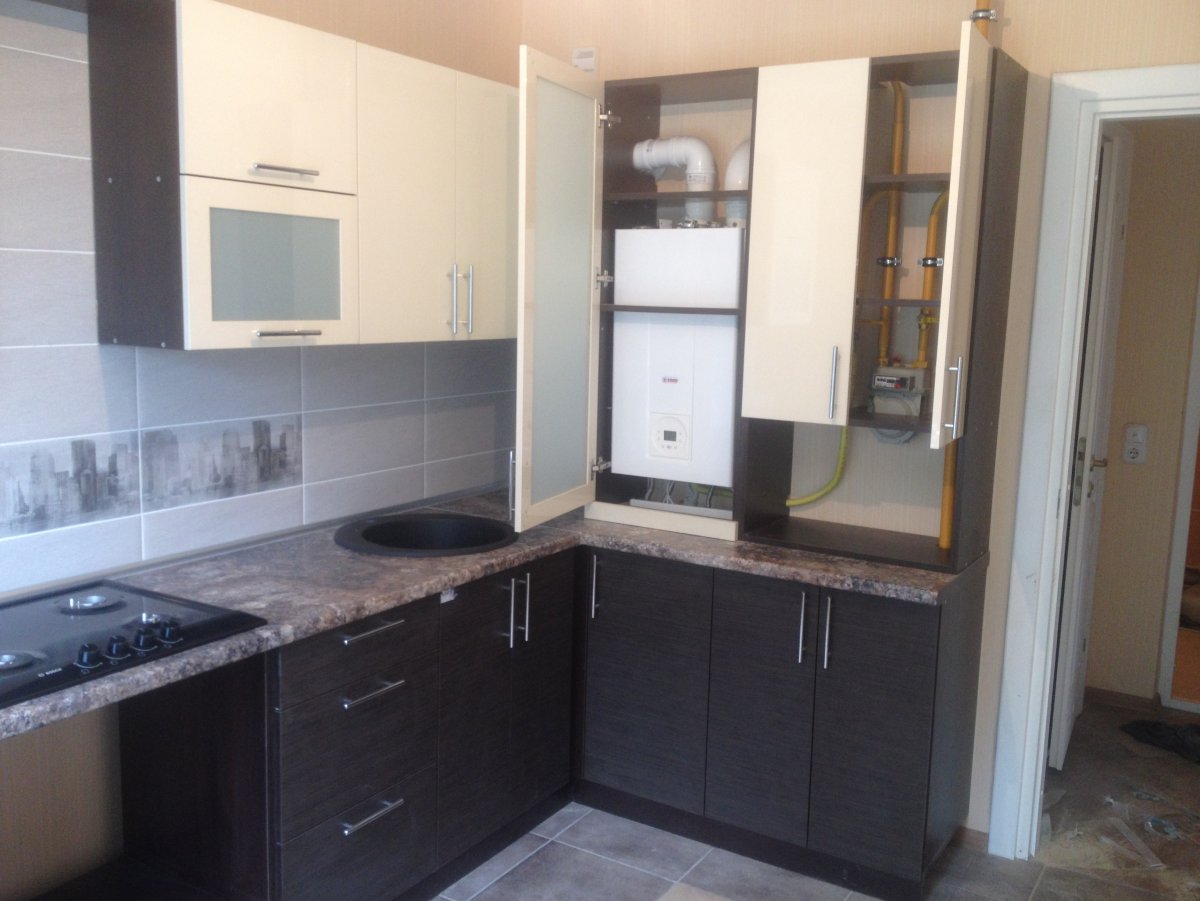 Угловая кухня с пеналом