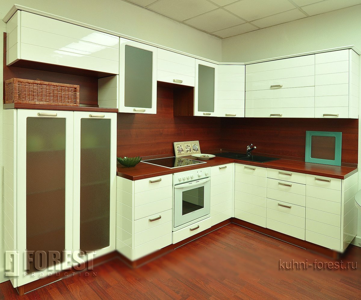 Угловая кухня с пеналом