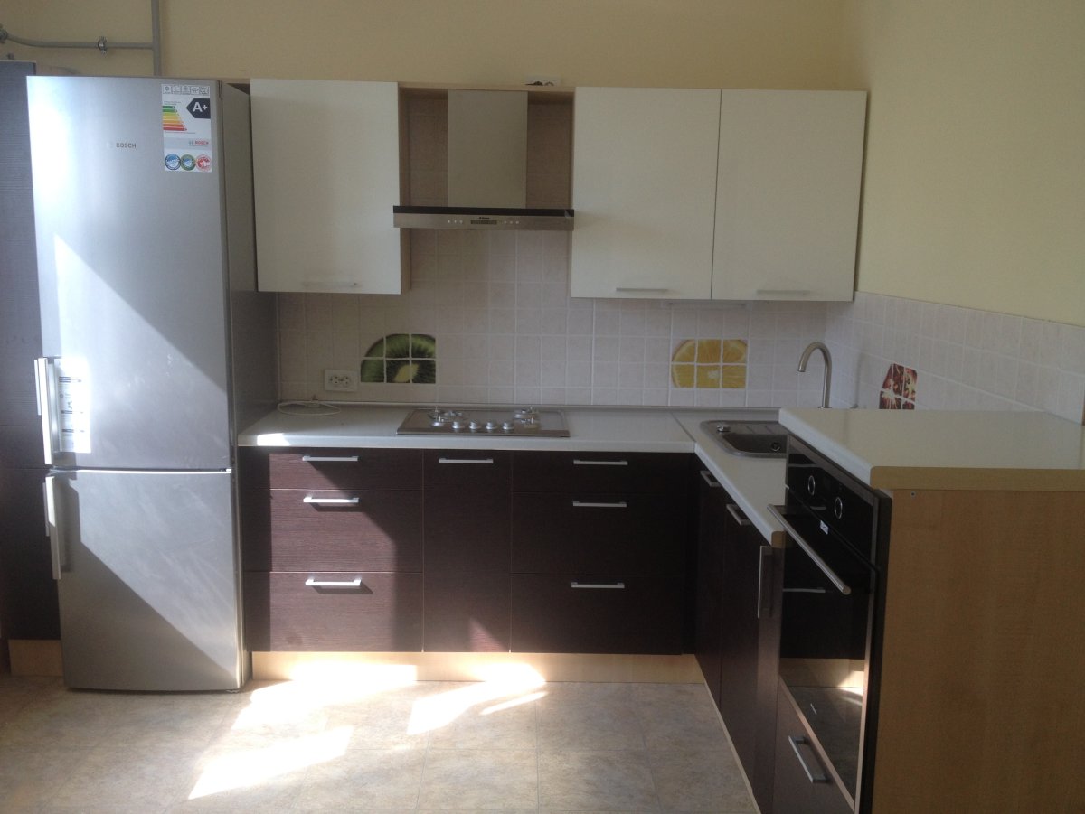 Угловая кухня с пеналом