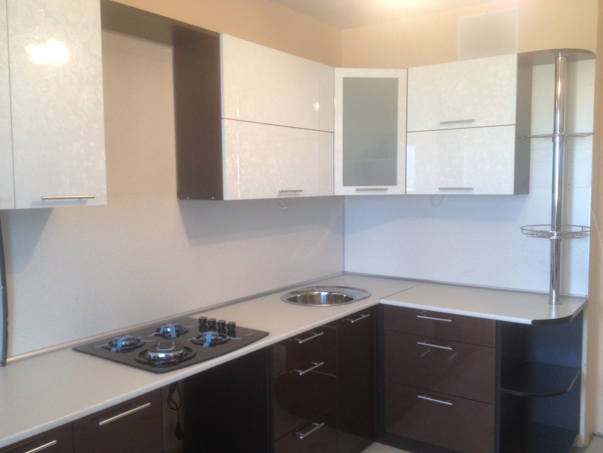 Светлая угловая кухня с пеналом