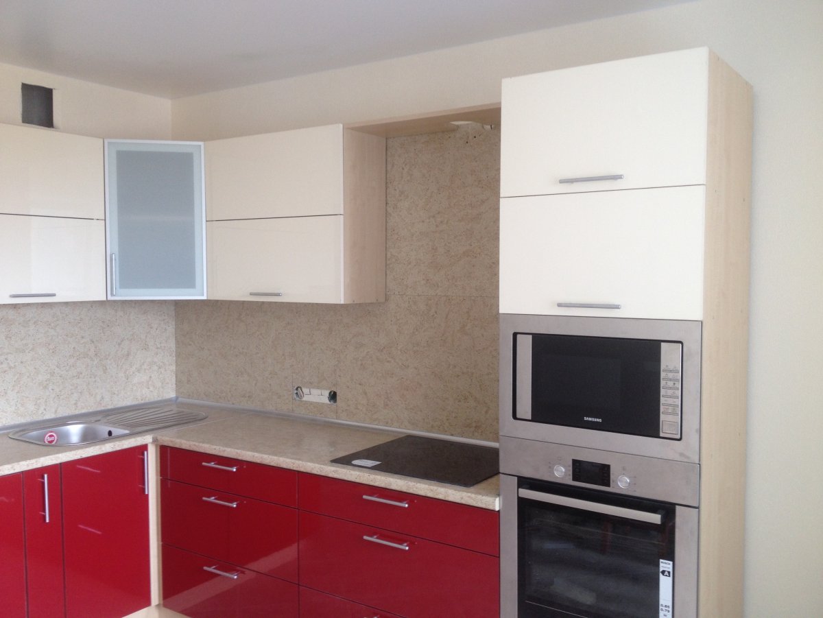 Угловой кухонный гарнитур с пеналом