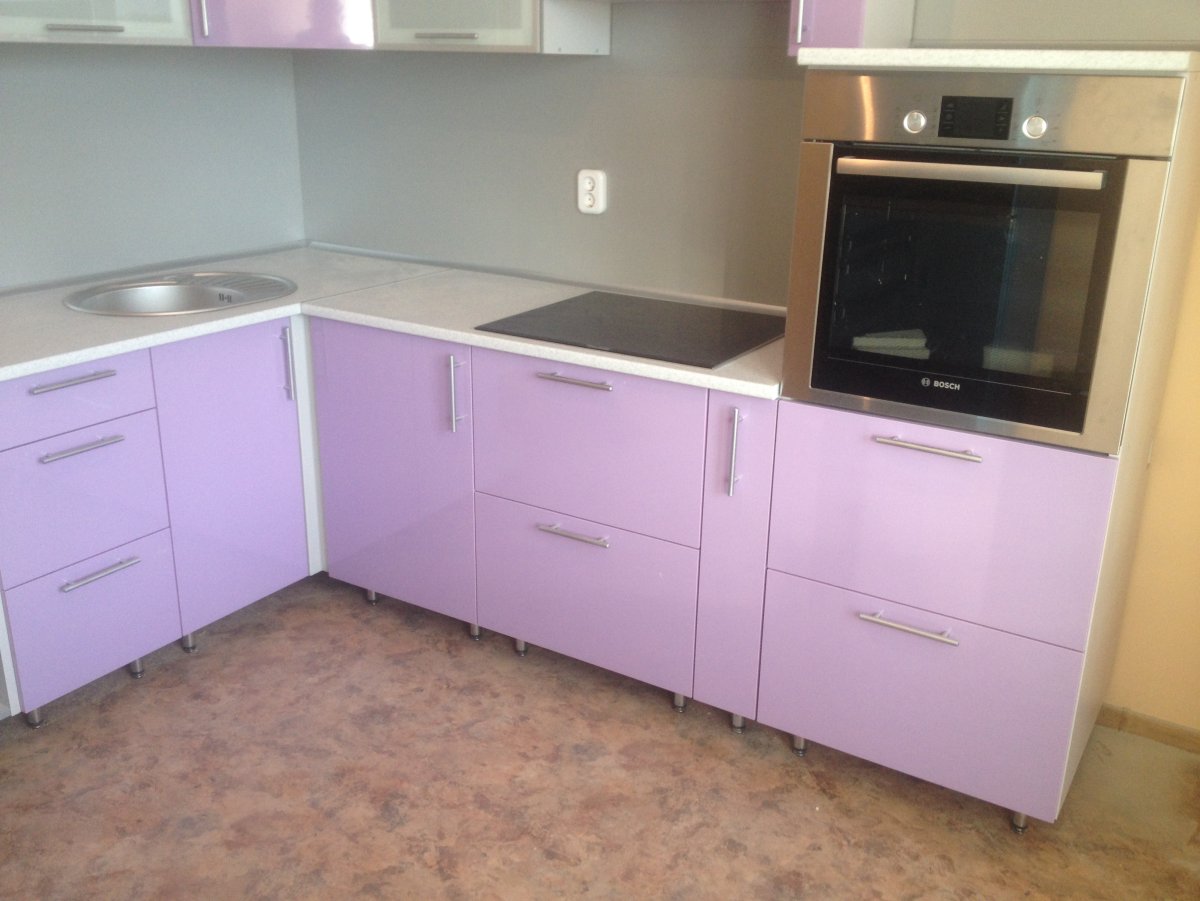 Угловая кухня с двумя пеналами