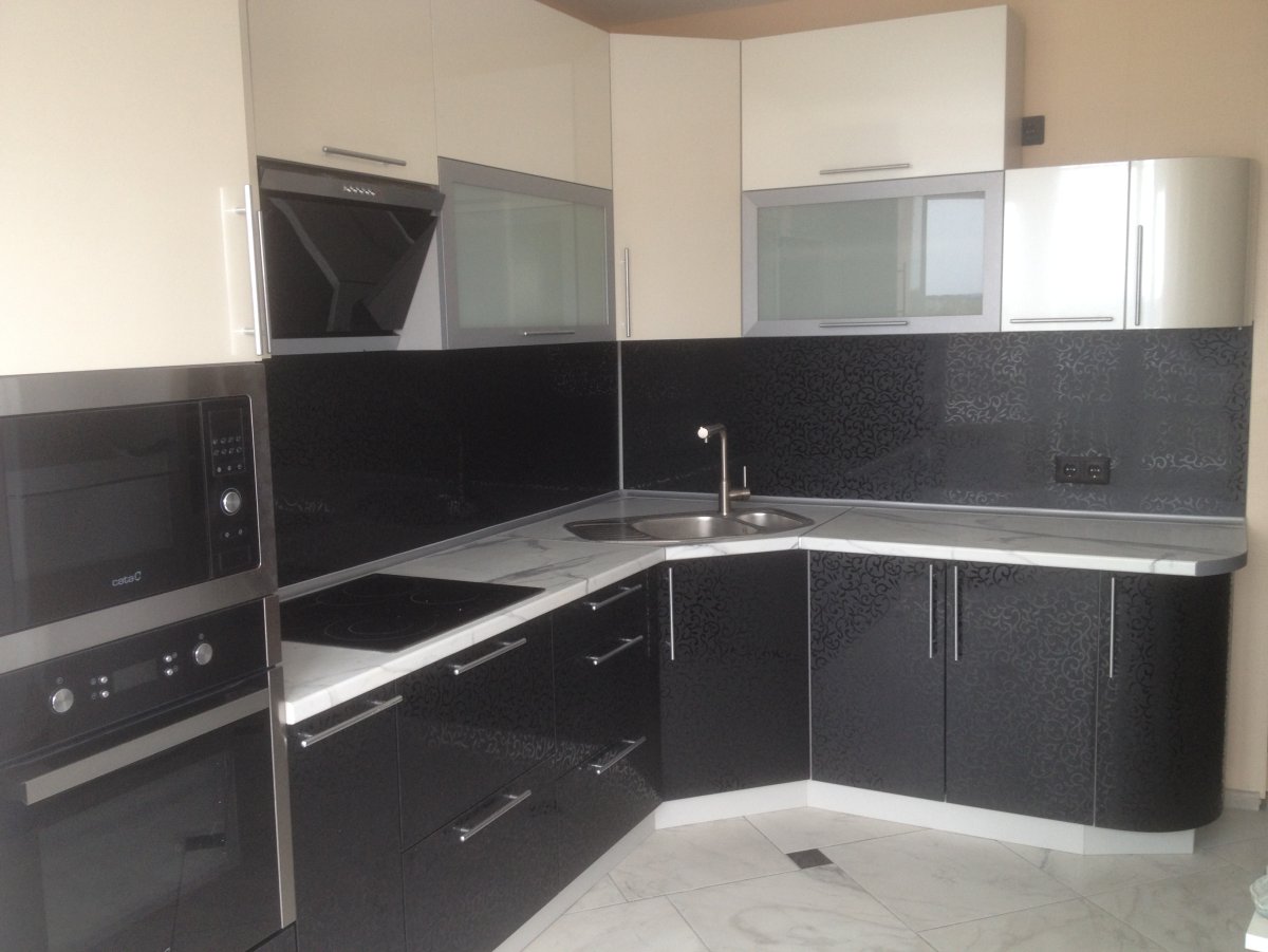 Угловая кухня с пеналом