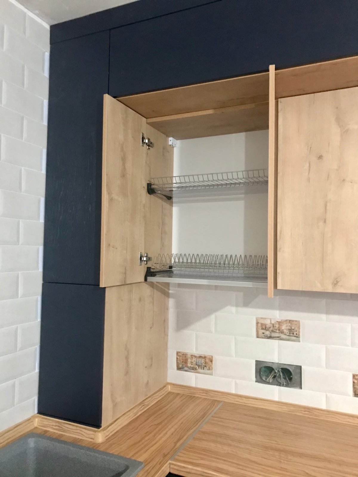 Угловая кухня с пеналом