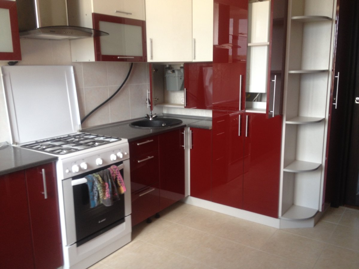 Угловая кухня с двумя пеналами