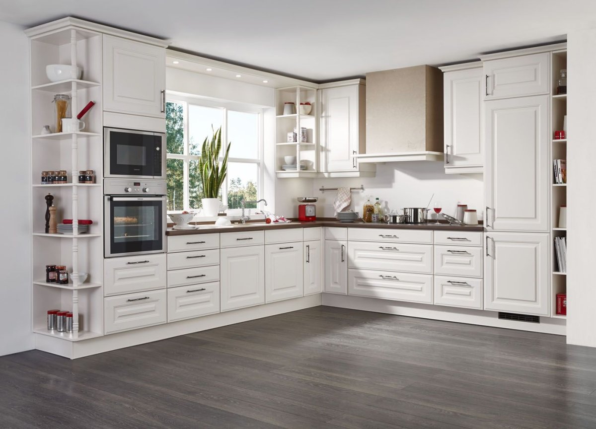 Кухня угловая с пеналом современная классика