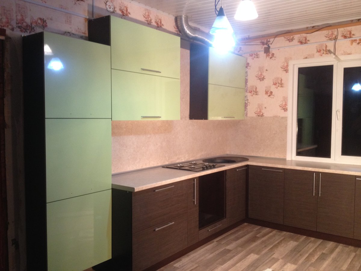 Угловая кухня с пеналом