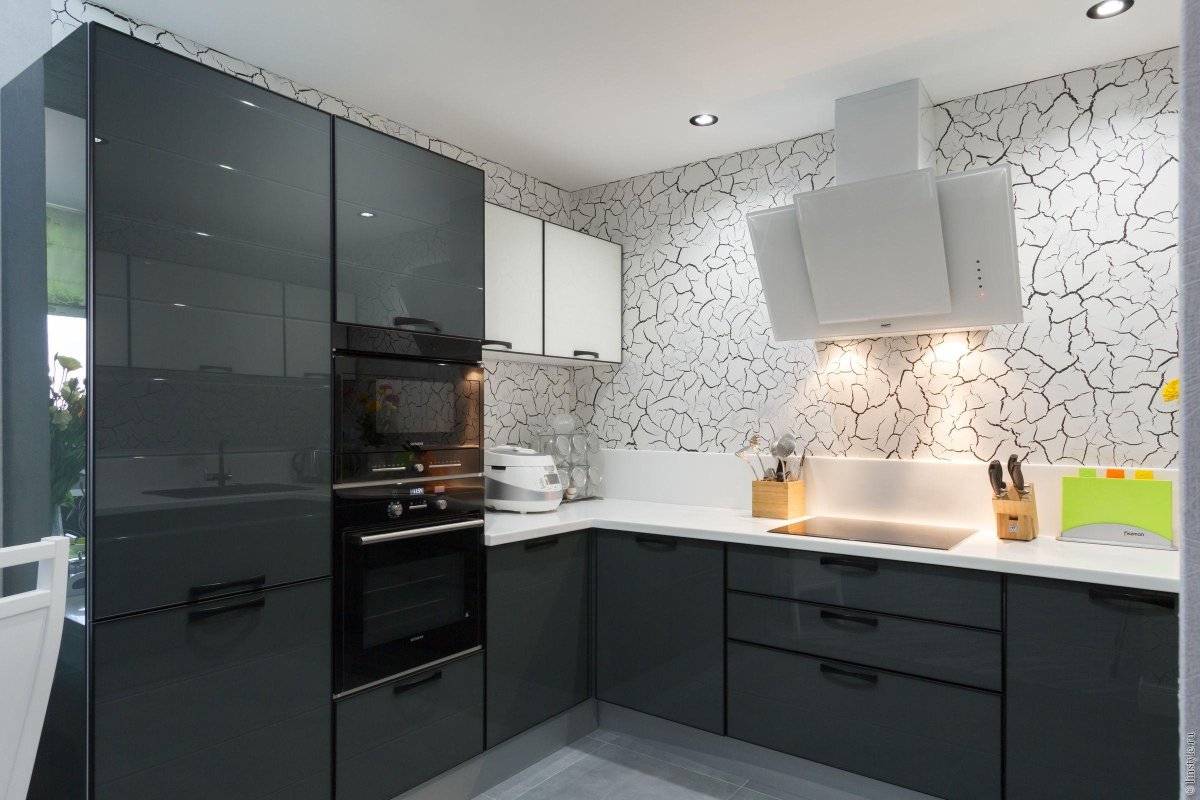 Черно белая кухня с барной стойкой