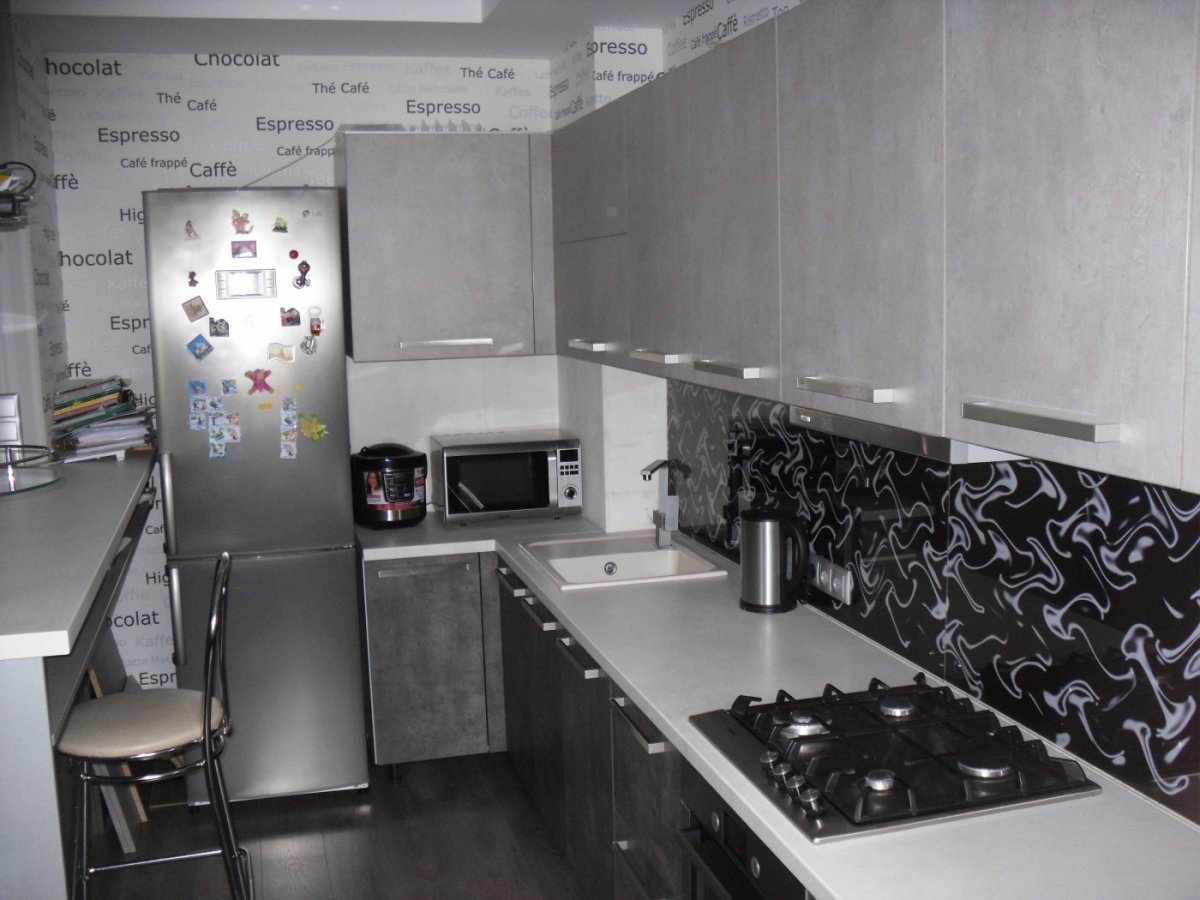 Черные обои на кухне