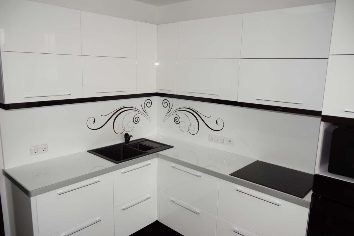 Современная кухня черно белая