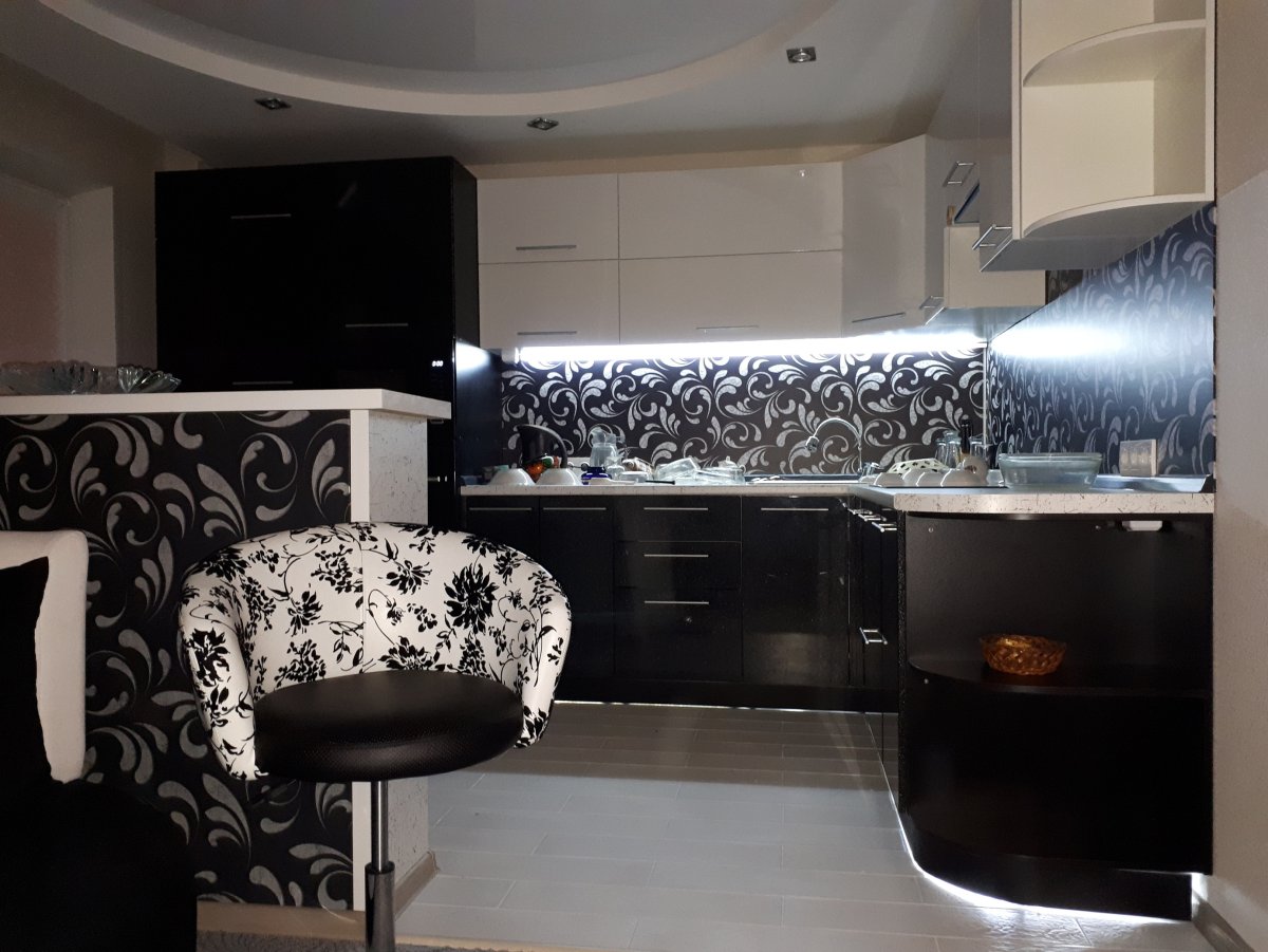 Черно белая кухня