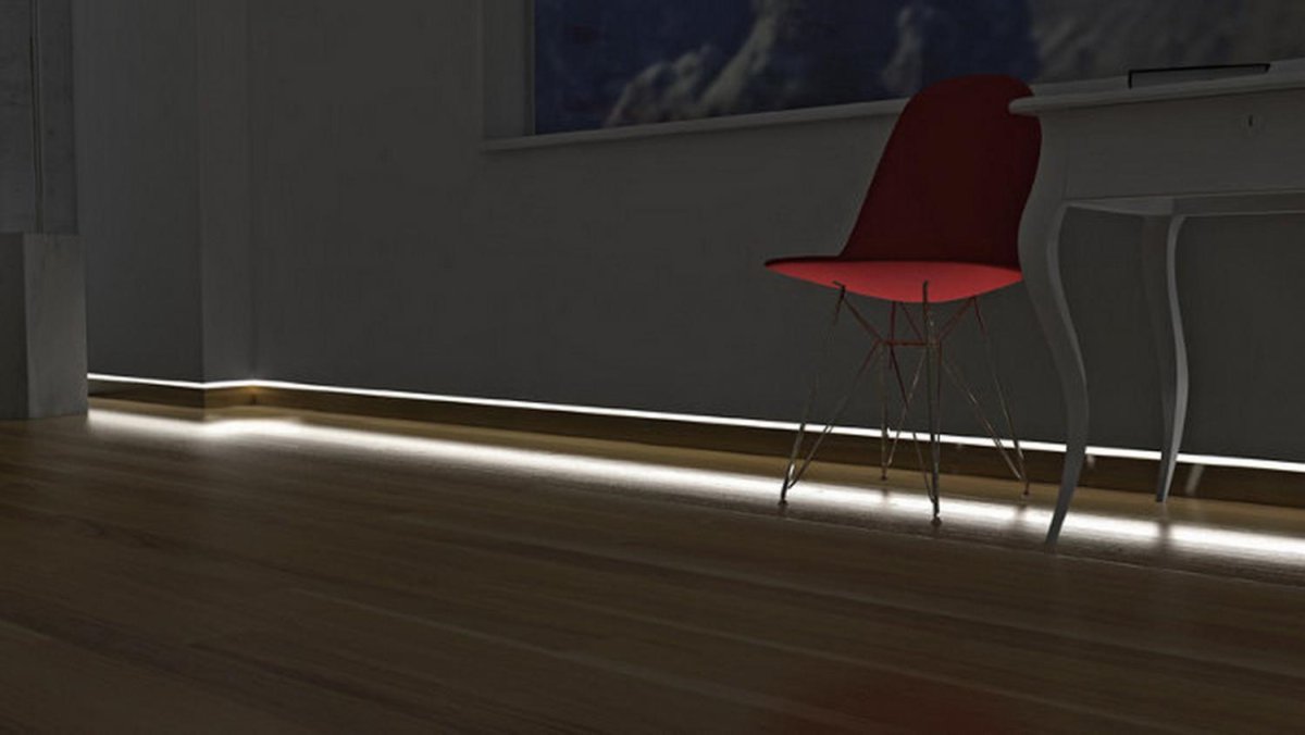 Напольный плинтус с подсветкой PN 021 led Евровуд