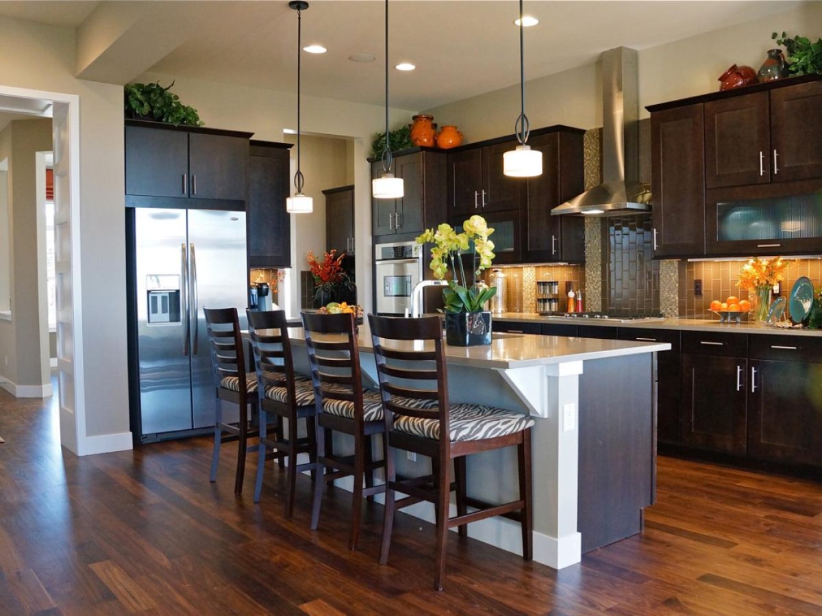 Кухня с полукруглой барной стойкой