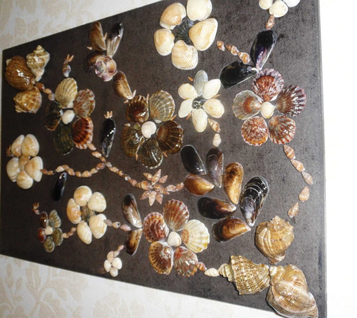 Панно из мелких ракушек