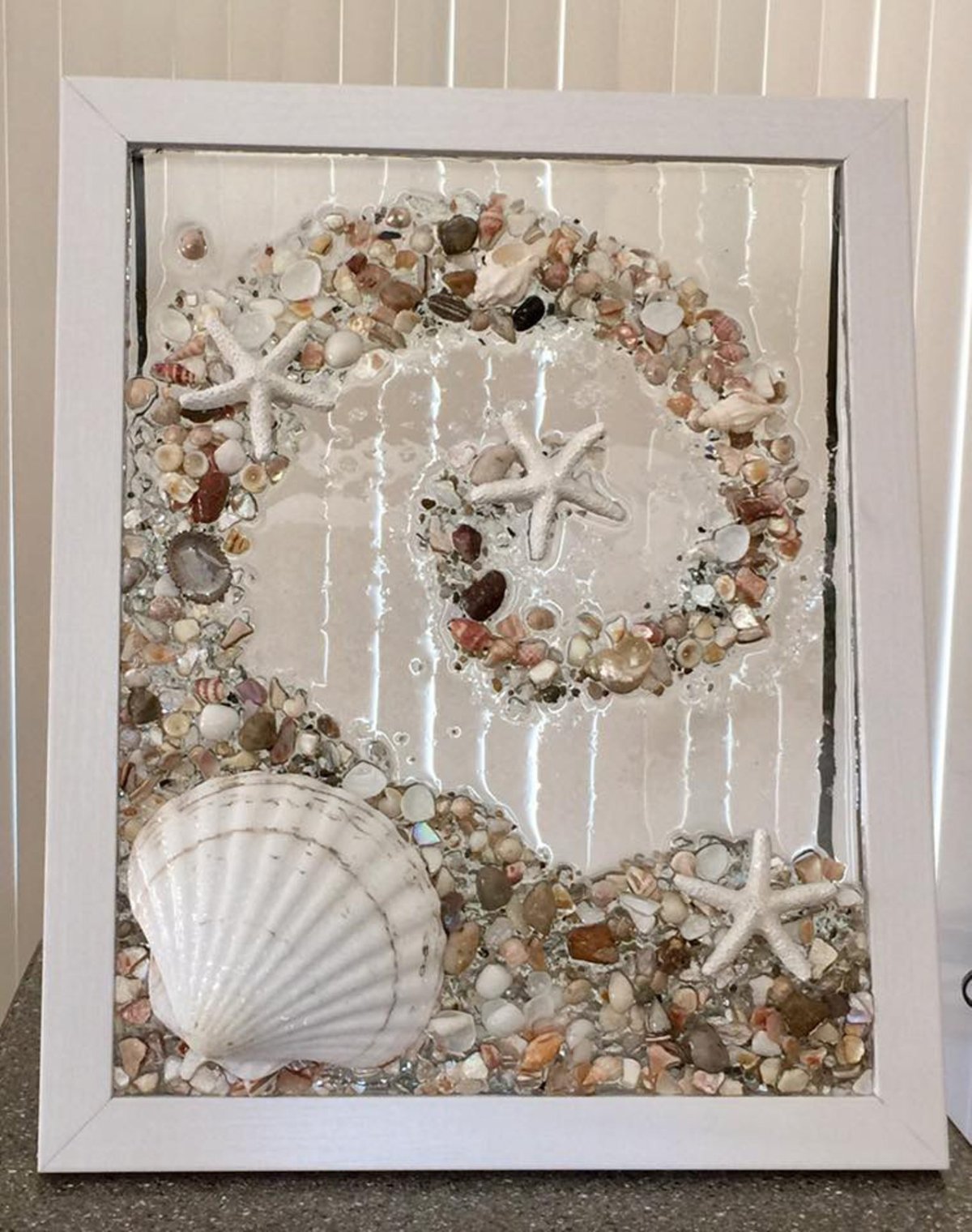 Ракушки в рамке под стеклом