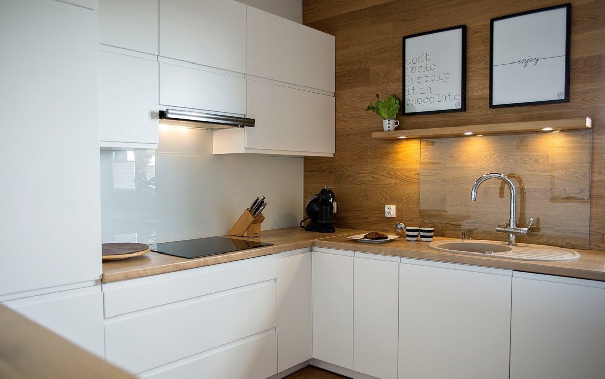 Белая кухня ikea с деревянной столешницей
