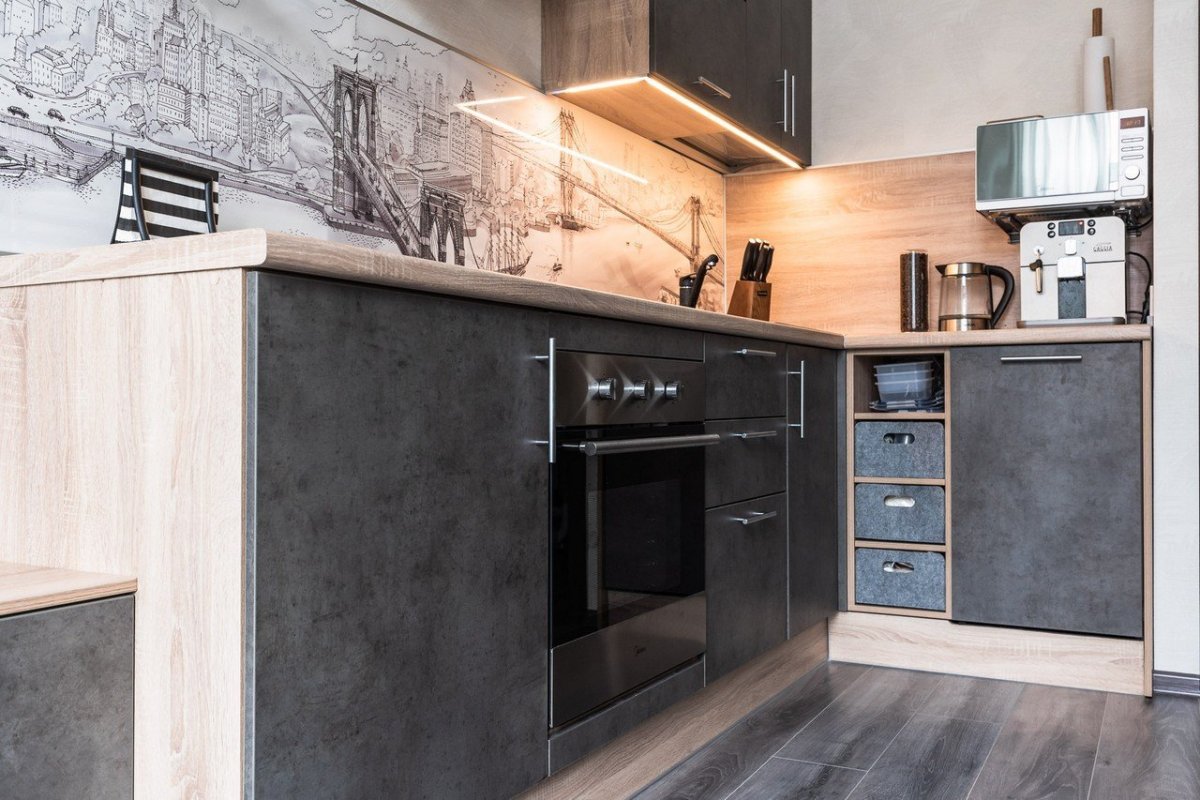 Кухня с бетонными стенами