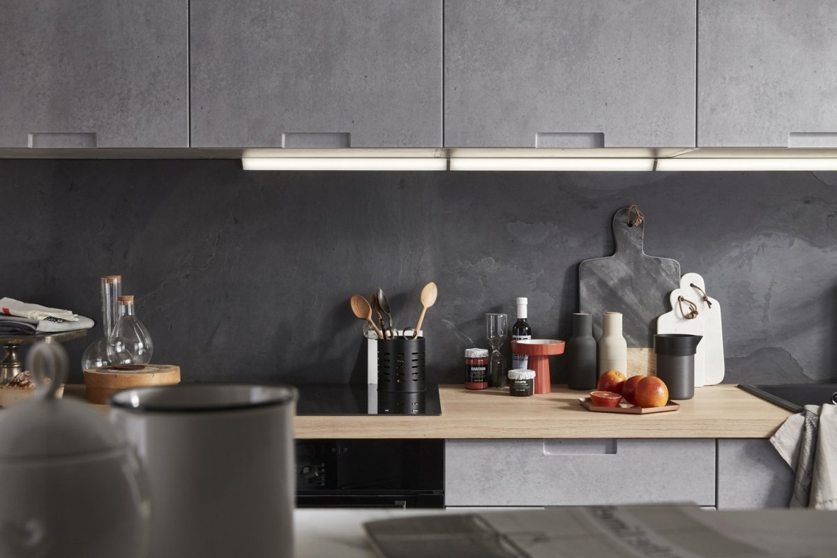 Светло серая кухня с деревянной столешницей