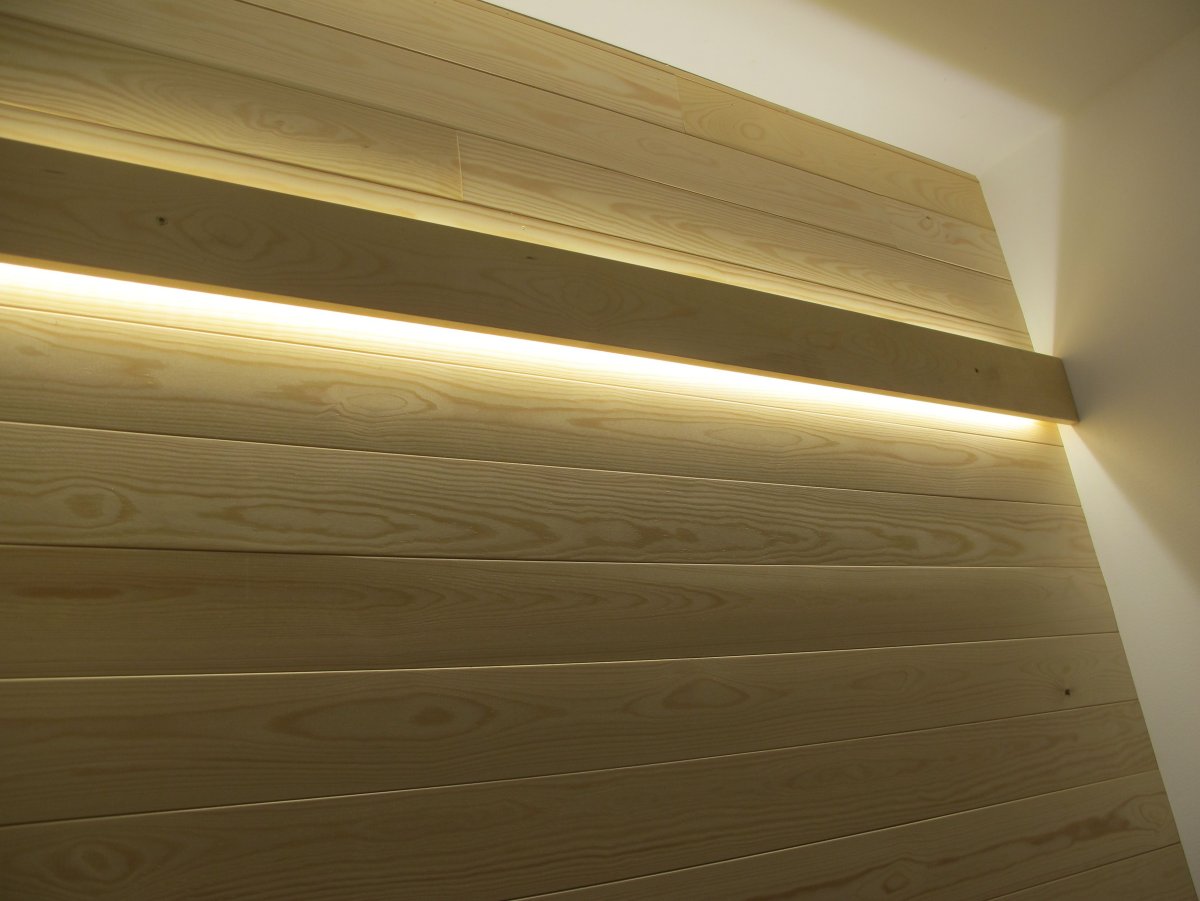 Светодиодная лента в деревянном доме