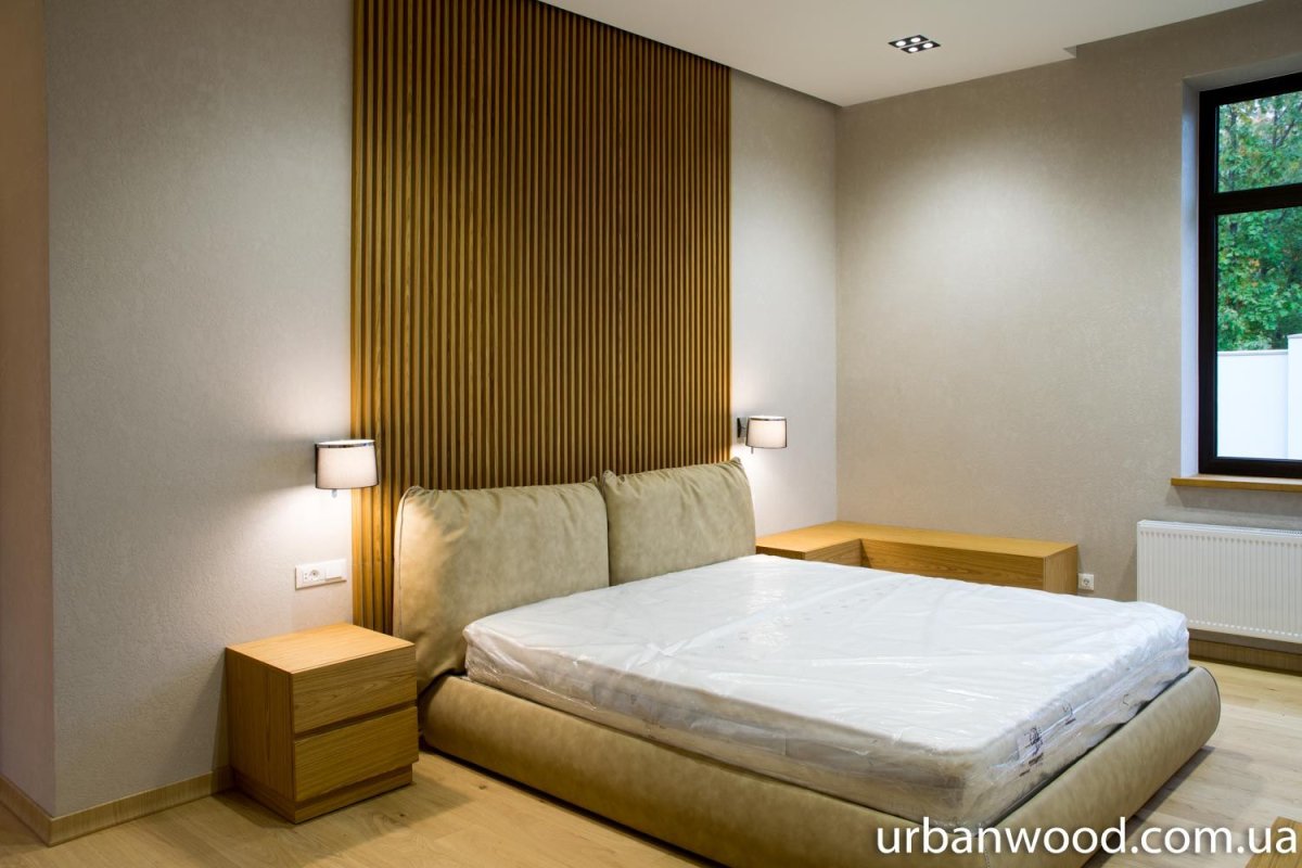 Деревянные рейки в изголовье кровати