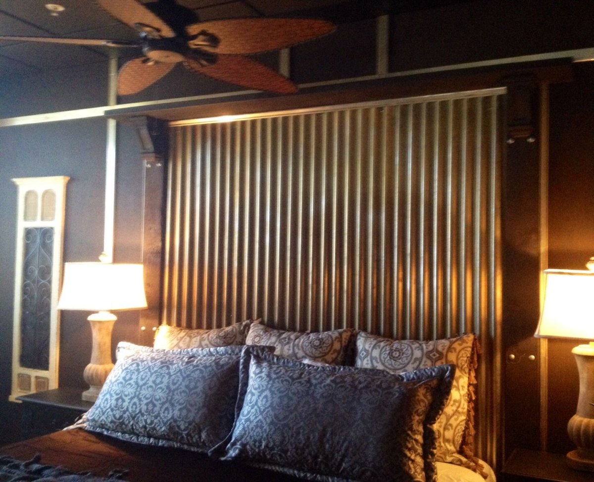 Деревянные рейки в изголовье кровати