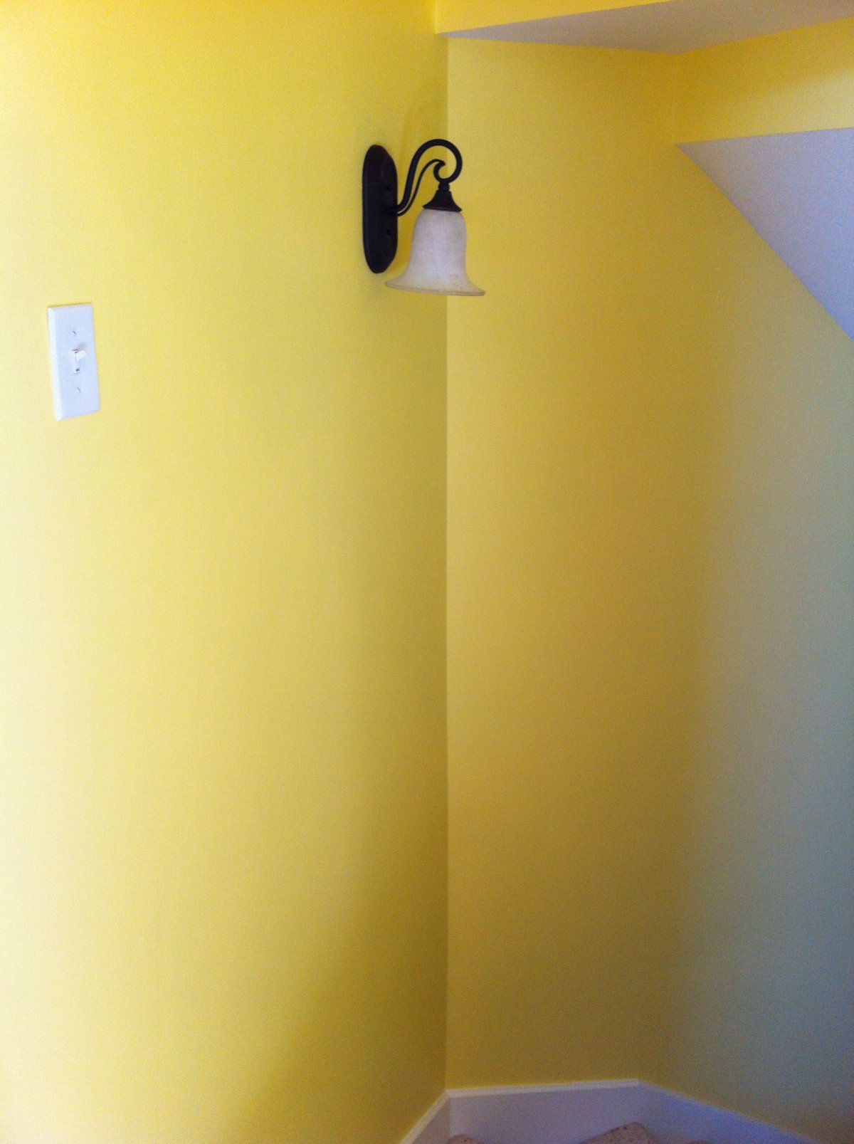 Краска желтого цвета