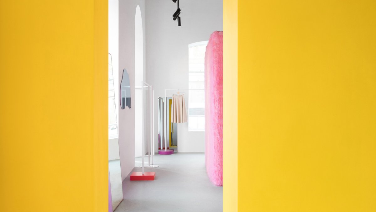 Желтая стена