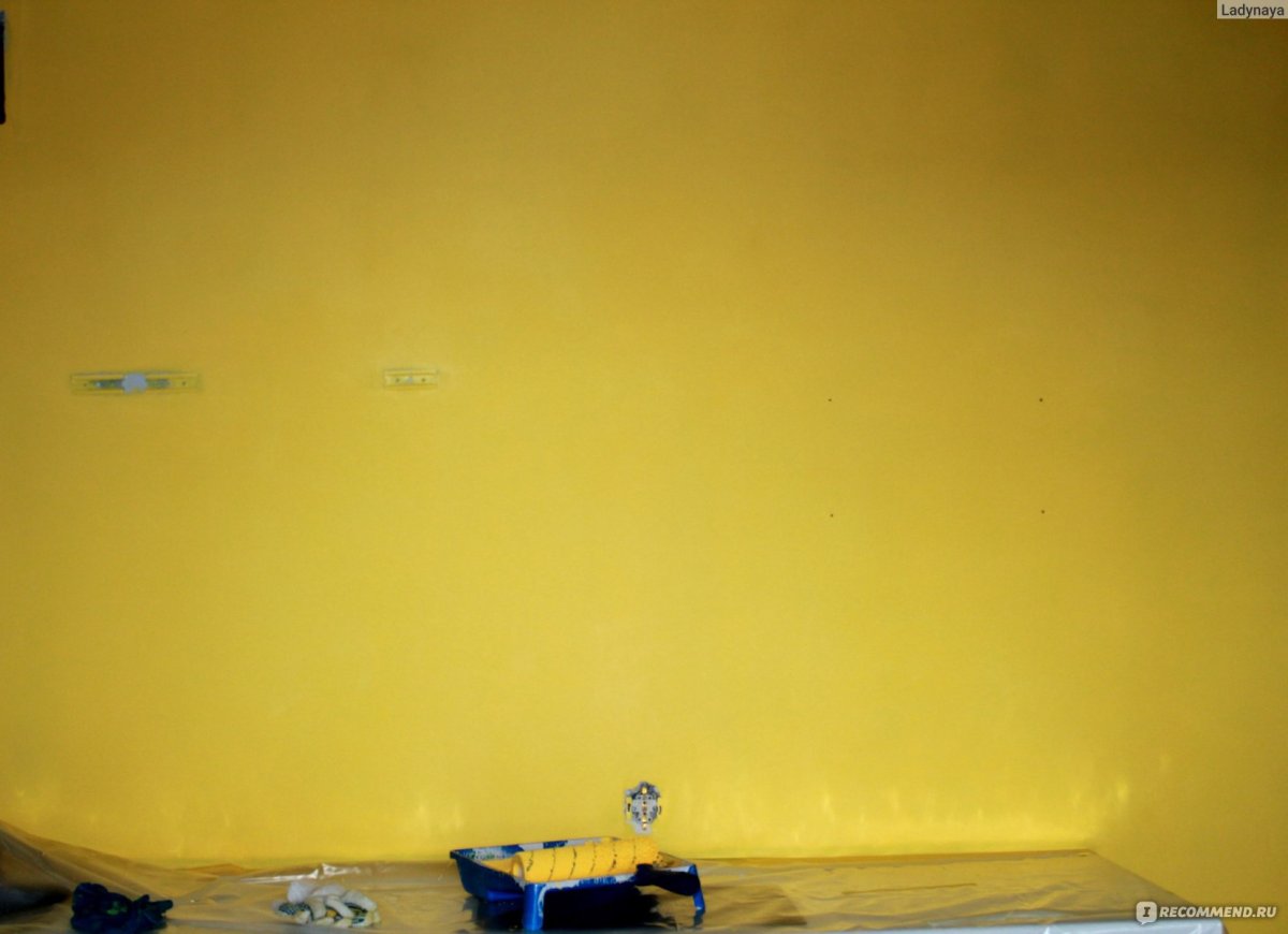 Желтой краской Луч на стене