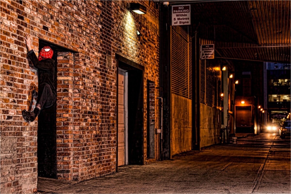 Кирпичная стена на улице