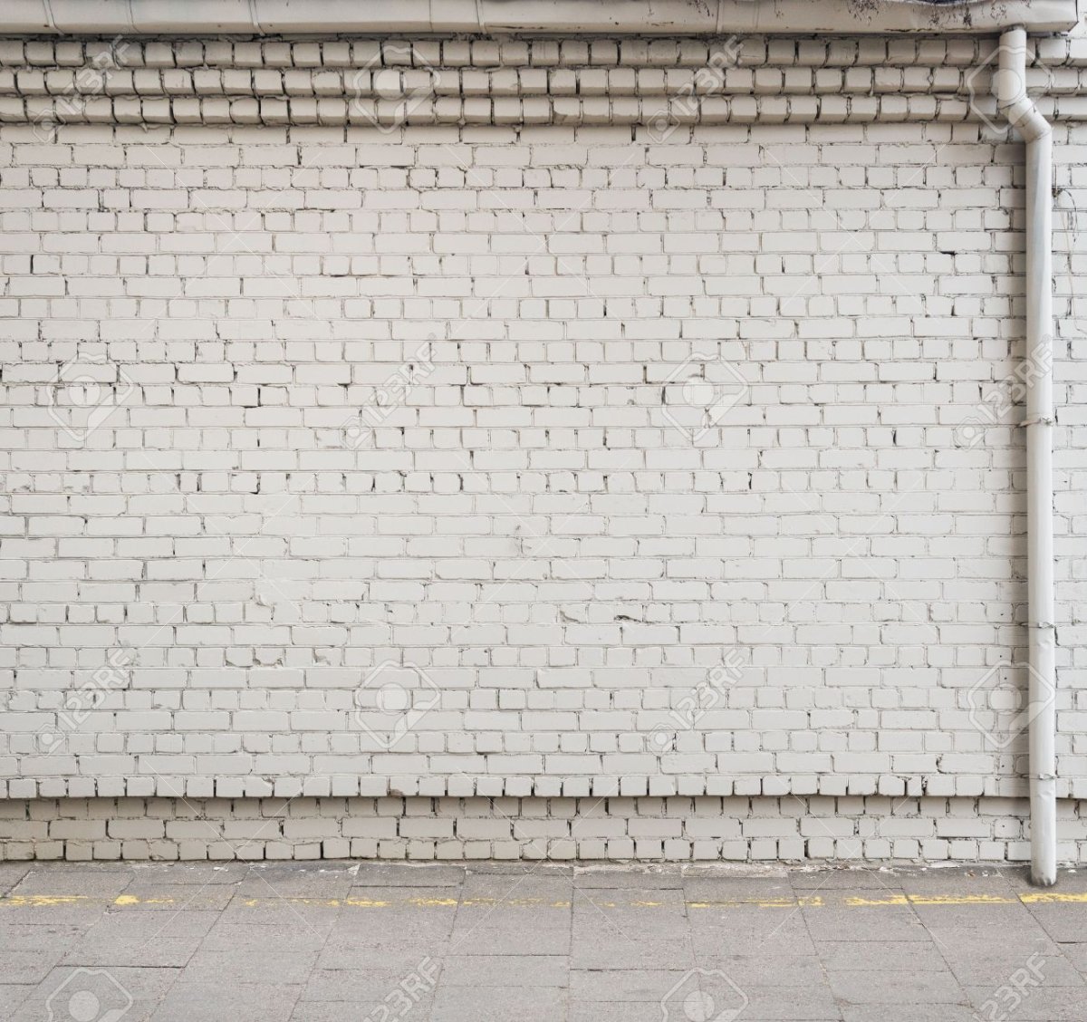Белая стена на улице
