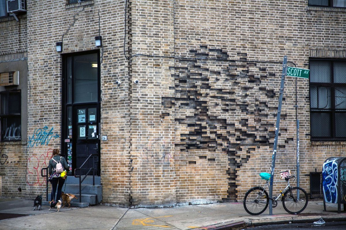 Кирпичная стена на улице