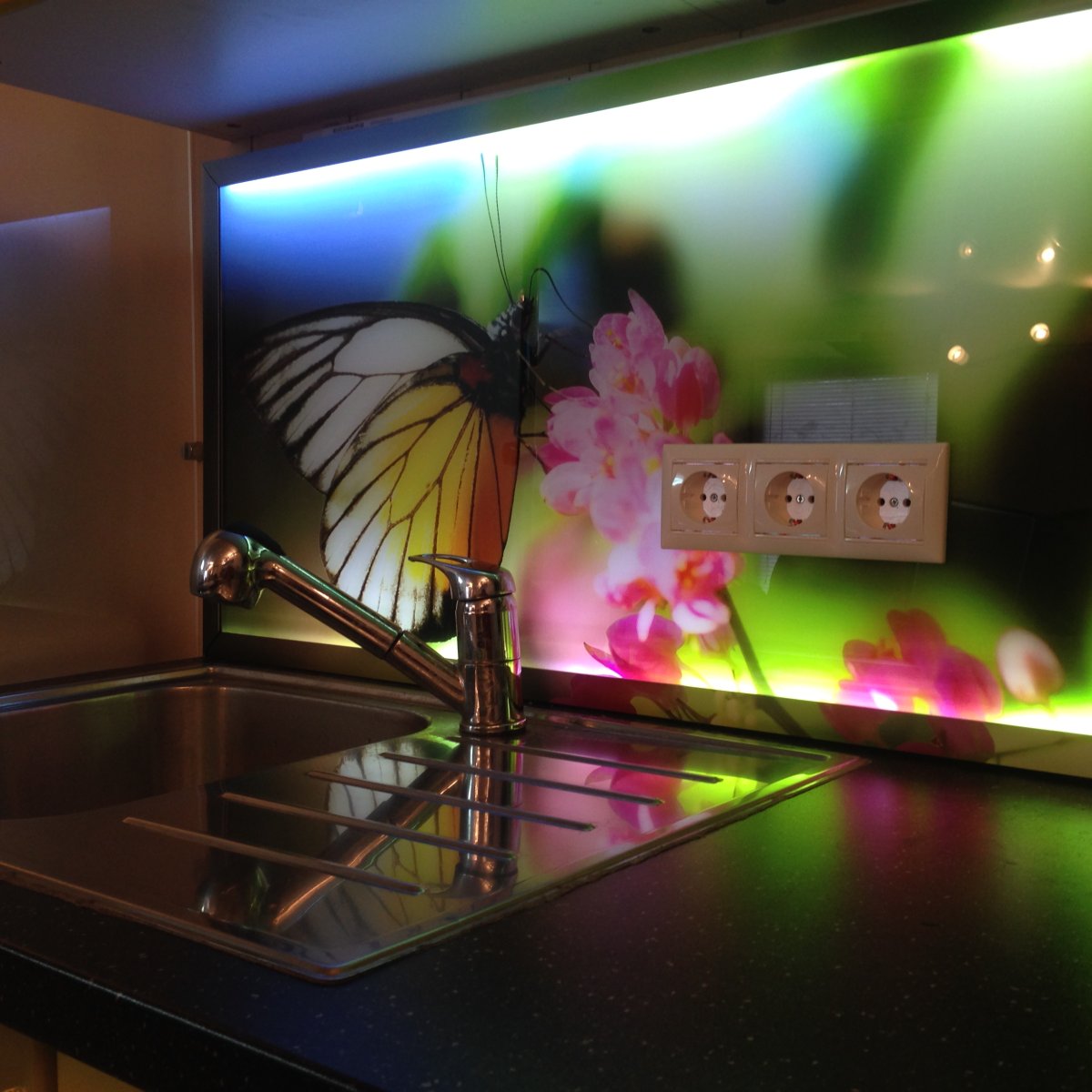 Стеклянные панели с подсветкой