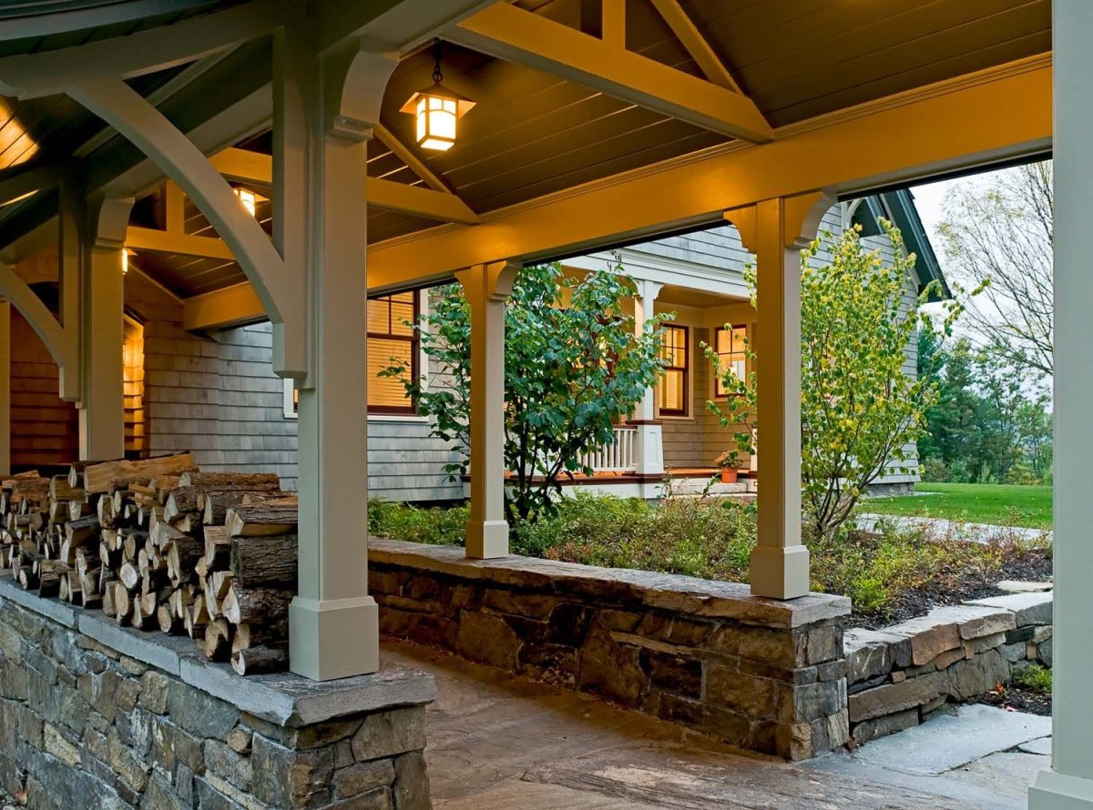 Деревянные столбы для веранды