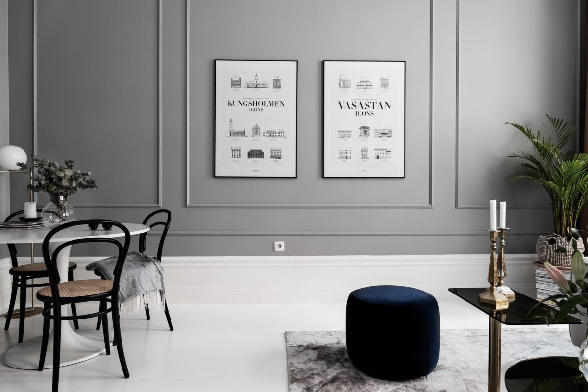 Белая квартира с высокими белыми плинтусами