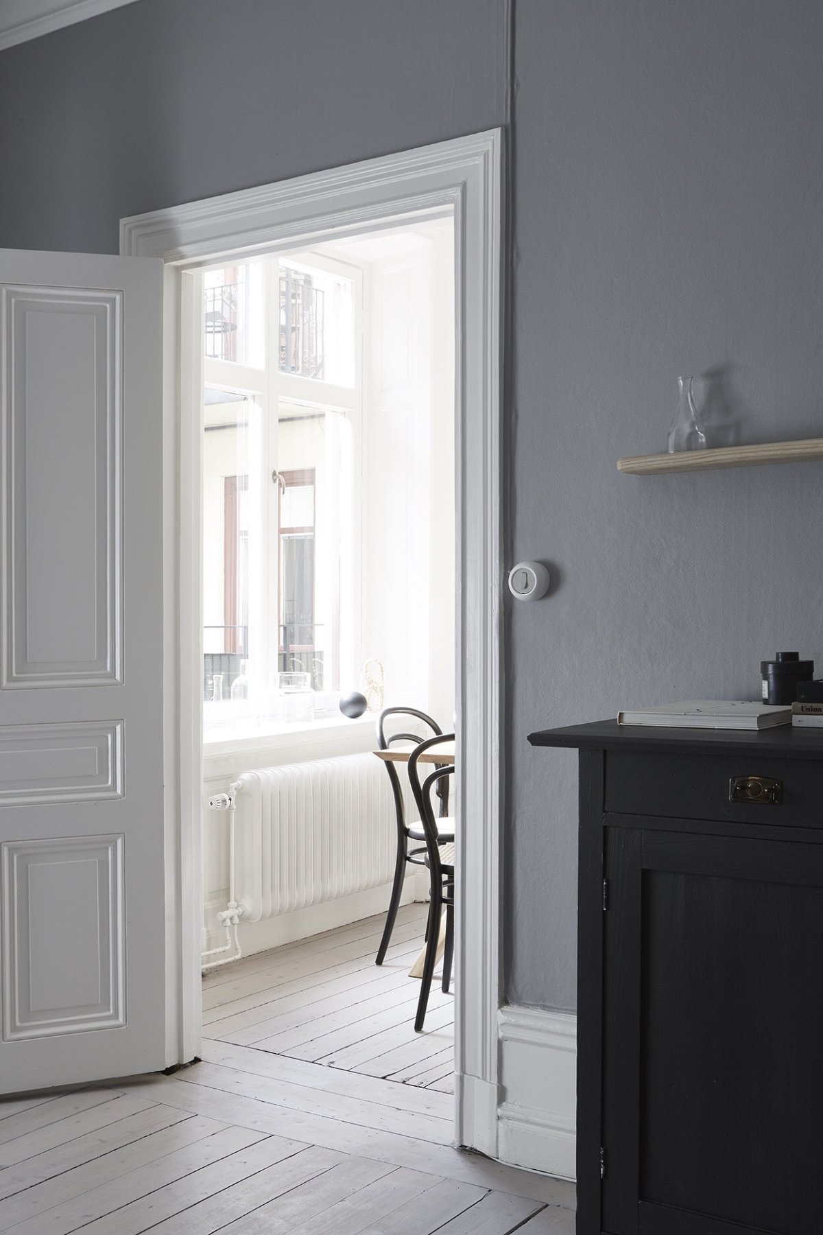 Серый пол белый плинтус