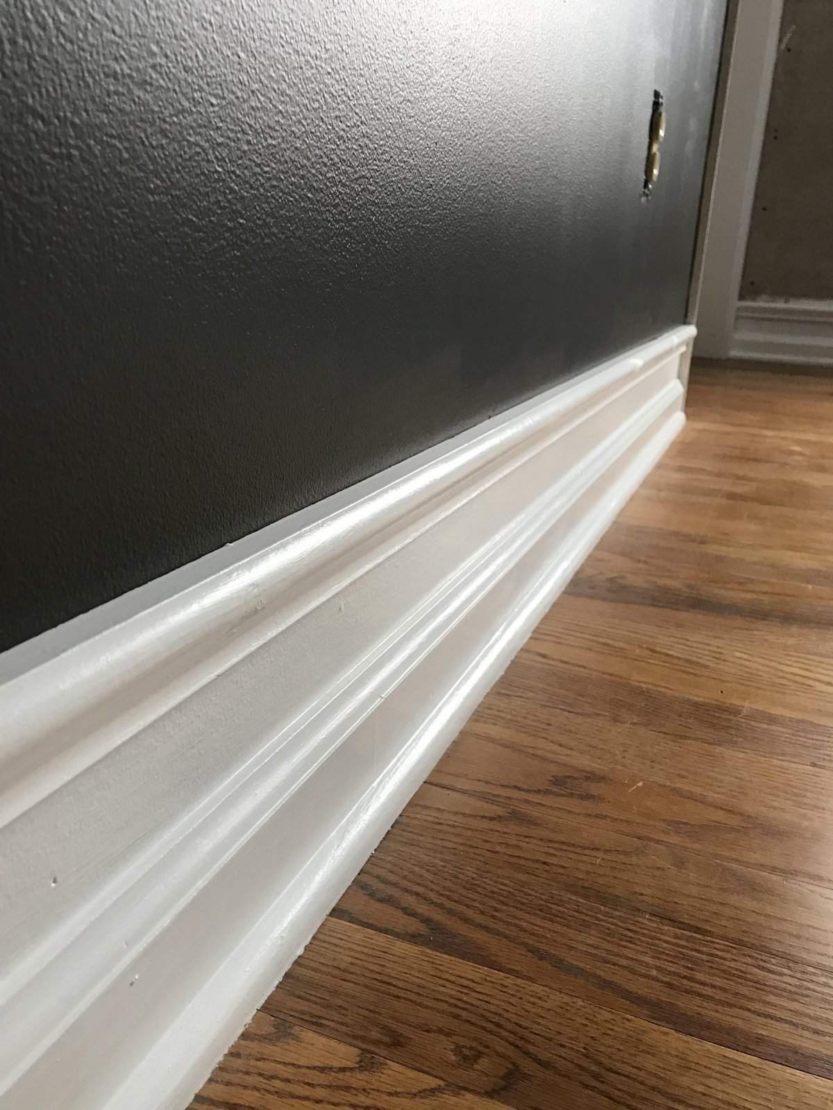 Бежевые стены белые двери