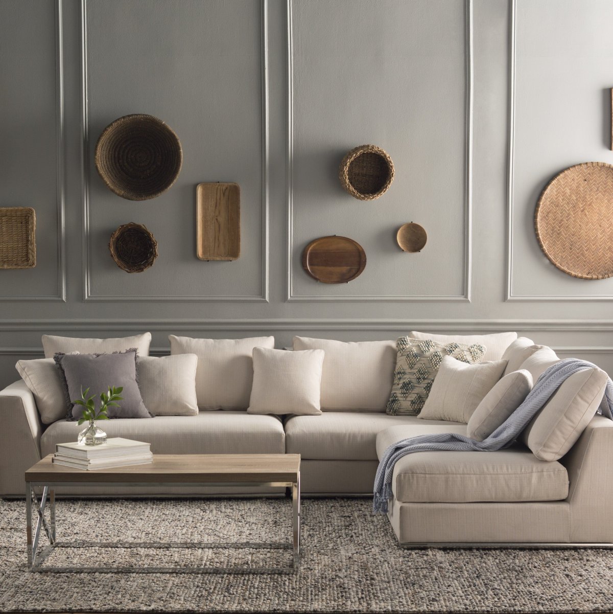 Бежевый кожаный диван в интерьере