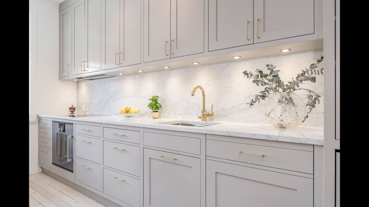 Светлая кухня с серым фартуком