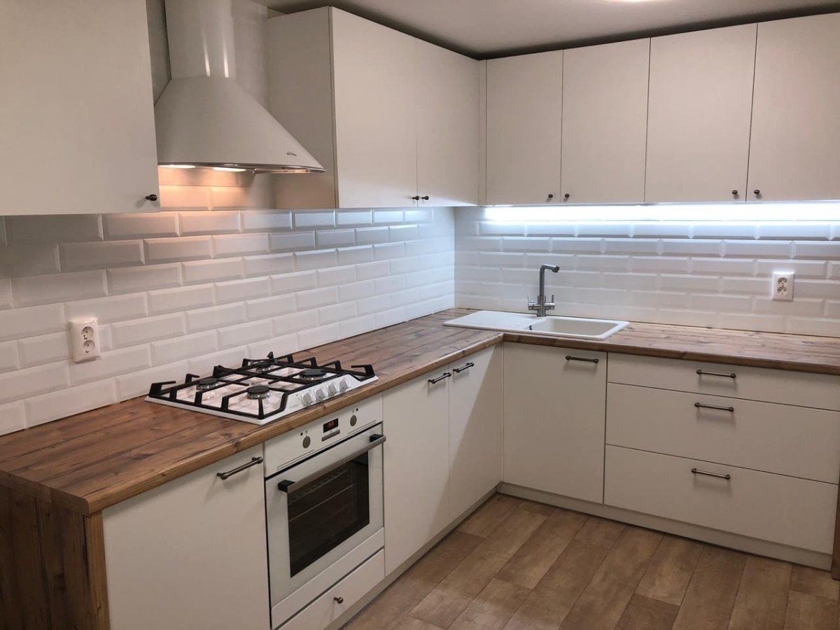 Белая кухня с деревянной столешницей