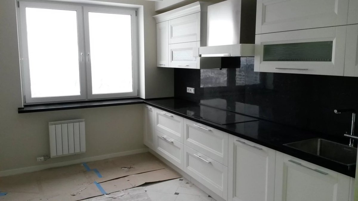 Фартук для белой кухни с черной столешницей