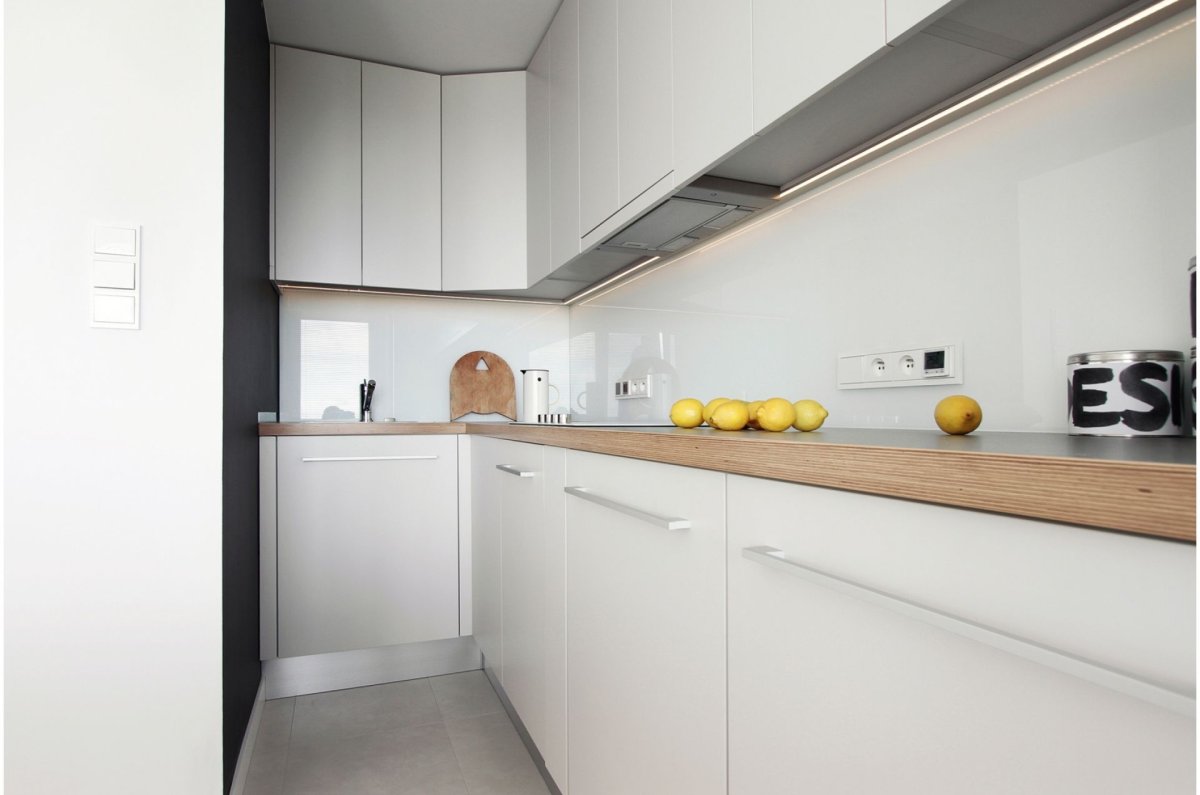 Стеклянный фартук для белой кухни с деревянной столешницей