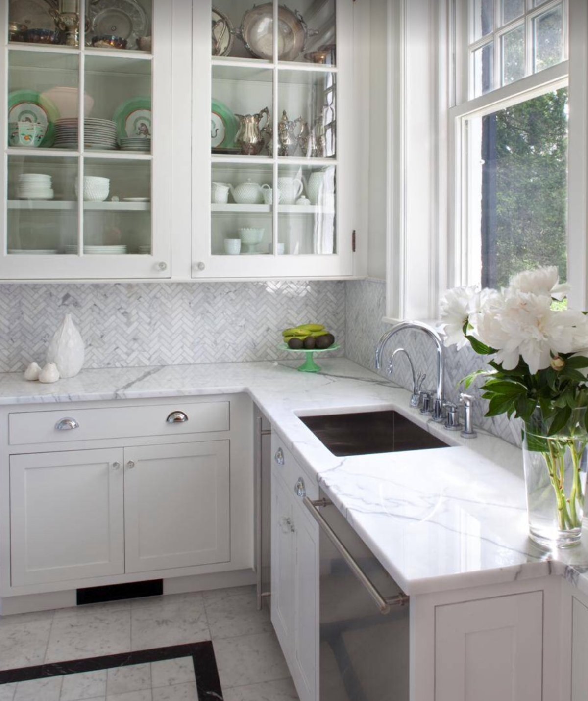 Белая кухня с белой столешницей под мрамор