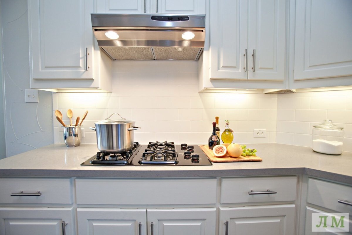 Цвет фартука под белую кухню